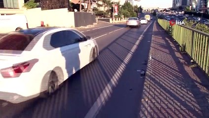 Maltepe’de hız yapan motokurye otomobilin tavanına uçtu
