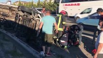 KOCAELİ - Anadolu Otoyolu'nda servis minibüsü ile otomobil çarpıştı: 7 yaralı