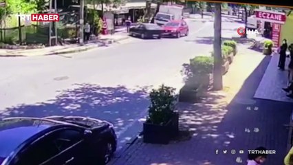 Kontrolden çıkan otomobil markete girdi