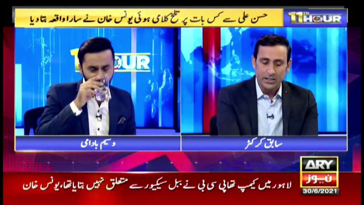 What are the differences between Younis Khan and the PCB?