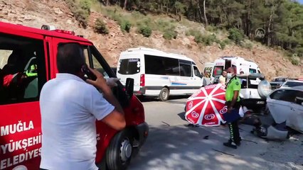 MUĞLA - Fethiye'de otomobil ile cip çarpıştı, 4'ü yabancı 8 kişi yaralandı