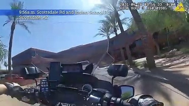 Un conducteur recule sur un motard de la police pour échapper à un contrôle (États-Unis)