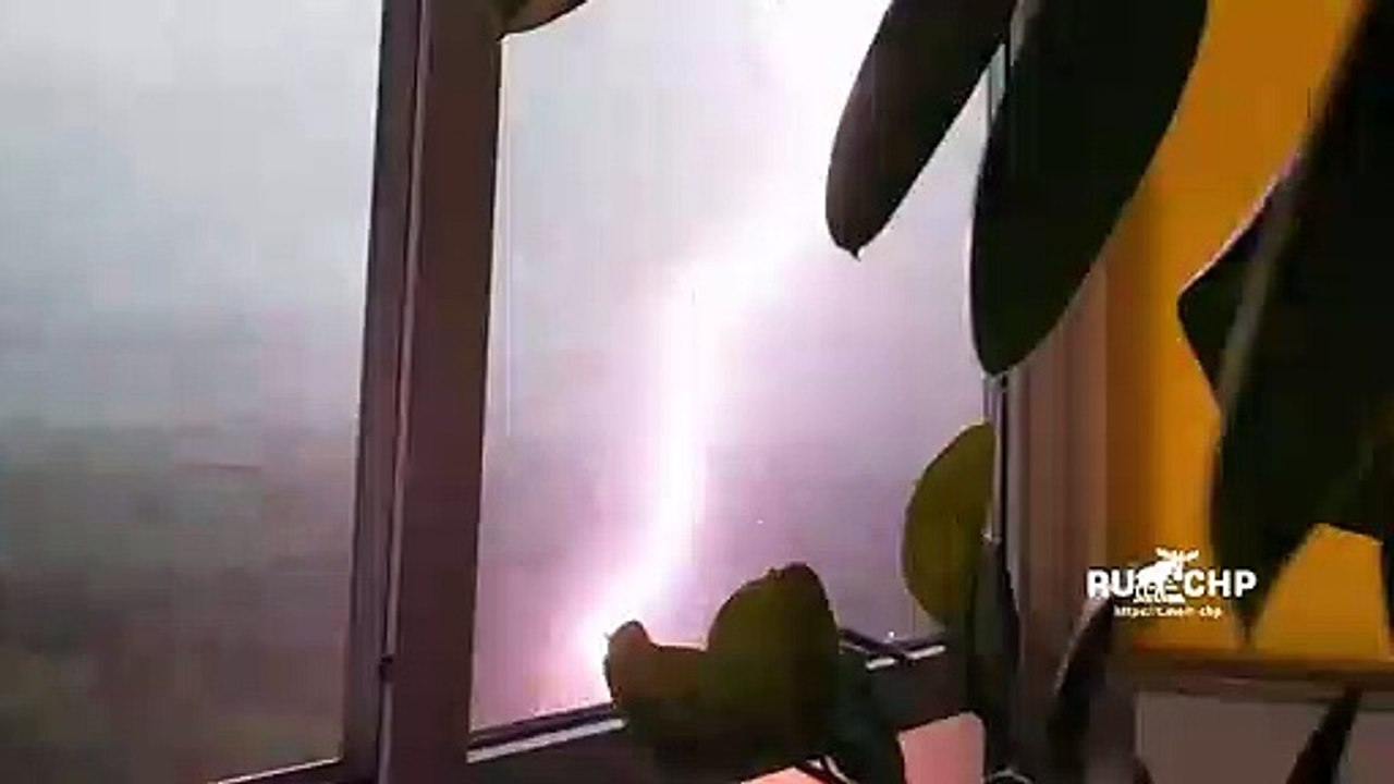 Il filme un éclair impressionnant pendant un orage à Moscou