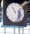 Amsterdam'da izleyenleri hayran bırakan tasarım harikası saat