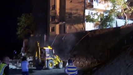ANKARA - İnşaatın temel çalışması sırasında hasar gören 5 bina boşaltıldı (4)
