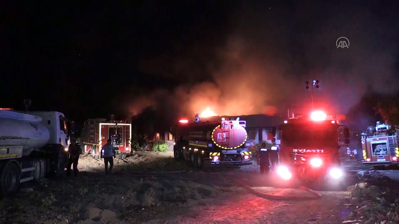 ELAZIĞ - Geri dönüşüm tesisinde çıkan yangına müdahale ediliyor