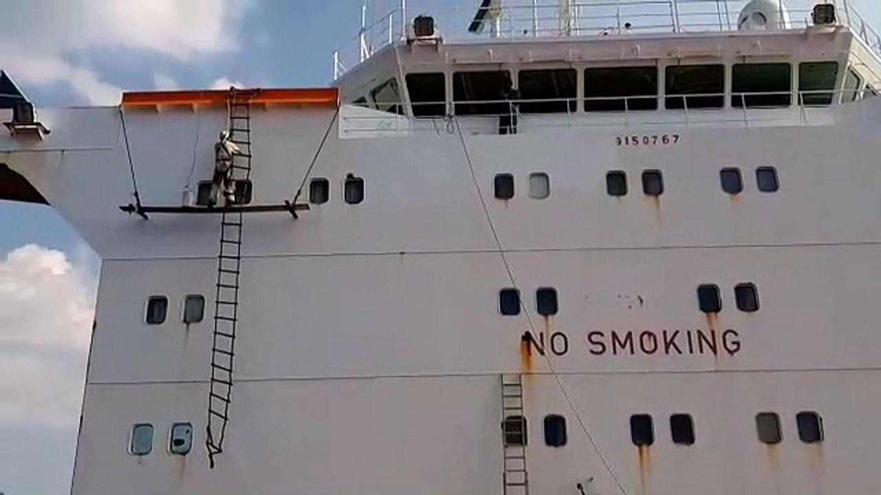 Gemide boya yapan gemici yerden karınca gibi görünüyor
