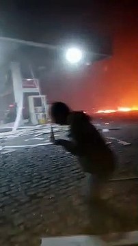 Caminhão explode em posto de combustíveis; veja
