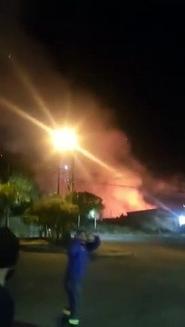 Caminhão explode em posto de combustíveis