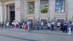Con largas filas para hacer cambio, españoles dicen adiós a las pesetas