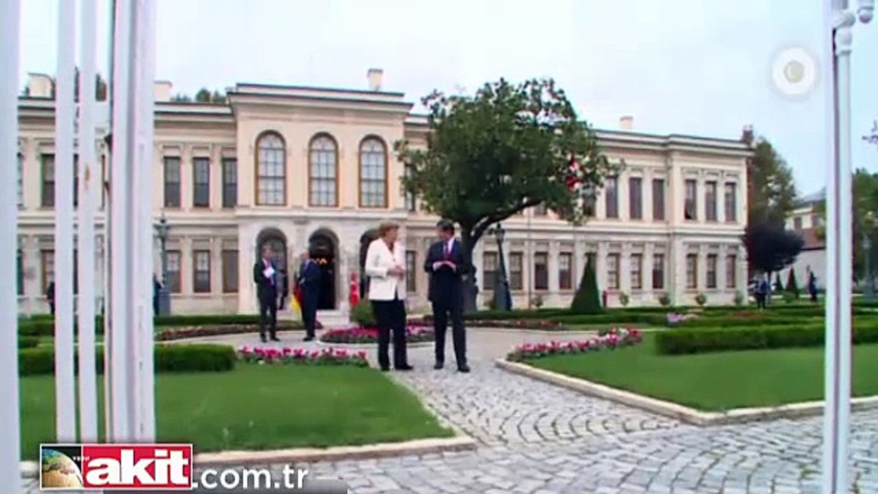 Başbakan Davutoğlu Merkel'e İstanbul'u anlattı