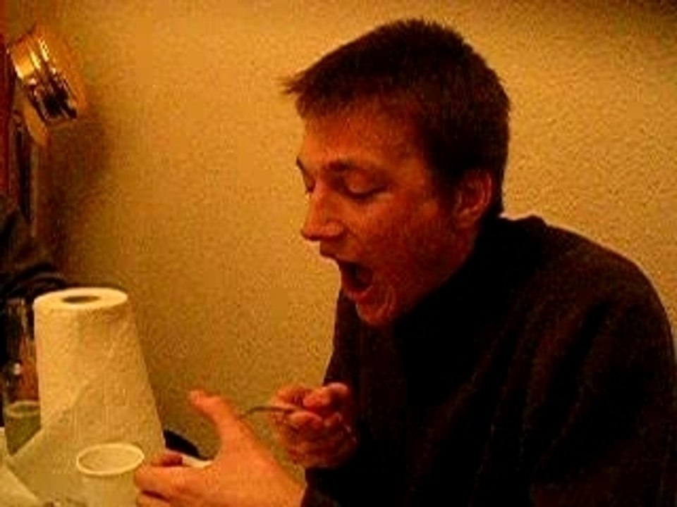 Loulou mange du yaourt