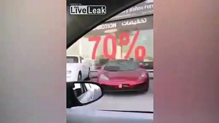 Dubai'de sıradan bir oto galeri