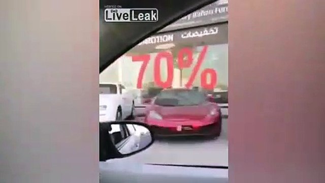 Dubai'de sıradan bir oto galeri