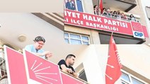 Eski partililerini balkonda karşıladılar! CHP'lilerin gizli gizli Muharrem İnce'yi izlediği anlar kameralara takıldı
