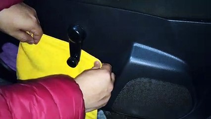 Cómo quitar la manija elevavidrios de las puertas de cualquier auto