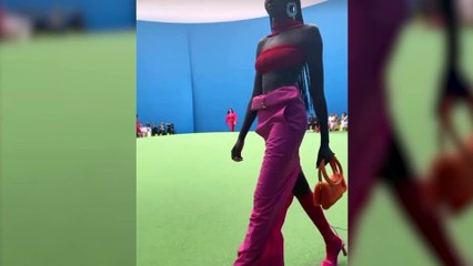 Rosalía se va a un pase de modelos