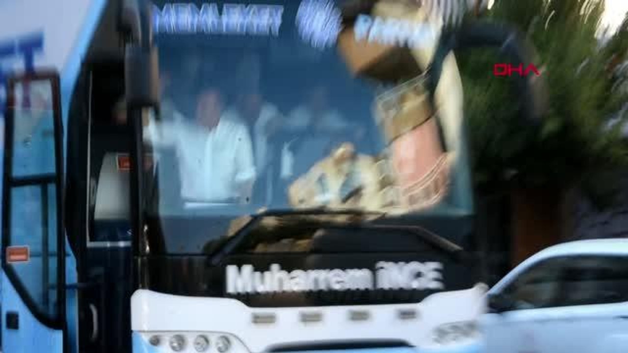 MUHARREM İNCE NAZİLLİ'DE PARTİSİNE KATILAN 5 KİŞİYE ROZET TAKTI