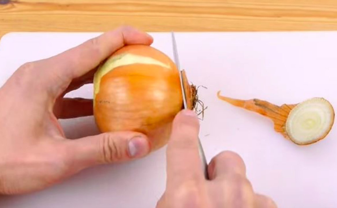 Une astuce radicale pour peler un oignon en 1 seconde