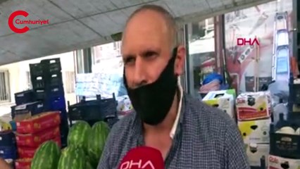 Avcılar’daki pazarda ilginç anlar: Pazarcı tezgah açabilmek için otomobili yolun ortasına taşıdı