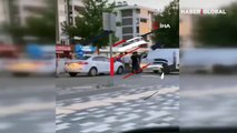 Makas atan sürücüyü yakalayıp yol ortasında dövdüler