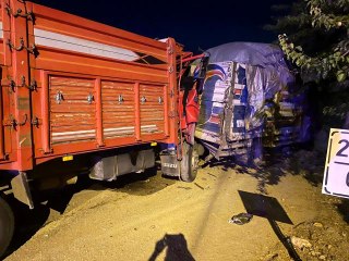 Kazada kamyon hurdaya döndü, sıkışan sürücüyü AFAD çıkardı