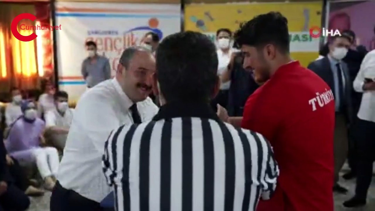 Bakan Varank, Avrupa şampiyonu milli sporcu ile bilek güreşi yaptı