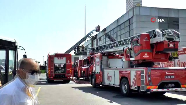 Sabiha Gökçen Havalimanı’nda bulunan bir binada yangın çıktı. İtfaiyenin yangına müdahalesi sürüyor.