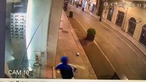Palermo, ore 3.30: la vetrina spaccata a colpi di mazza in pieno centro