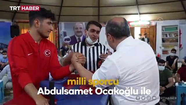 Bakan Varank milli sporcuyla bilek güreşi yaptı