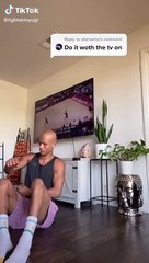 Un homme avec une voiture invisible maintient un grand mystère