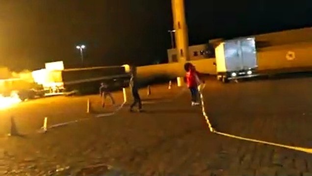 Un poids lourd en feu près d'une station d'essence