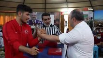 Bakan Varank, Erdoğan’ın önerisi üzerine milli sporcuyla bilek güreşi yaptı