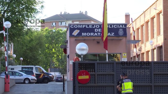 Salida de un furgón con José Luis Moreno de la comisaría de Moratalaz