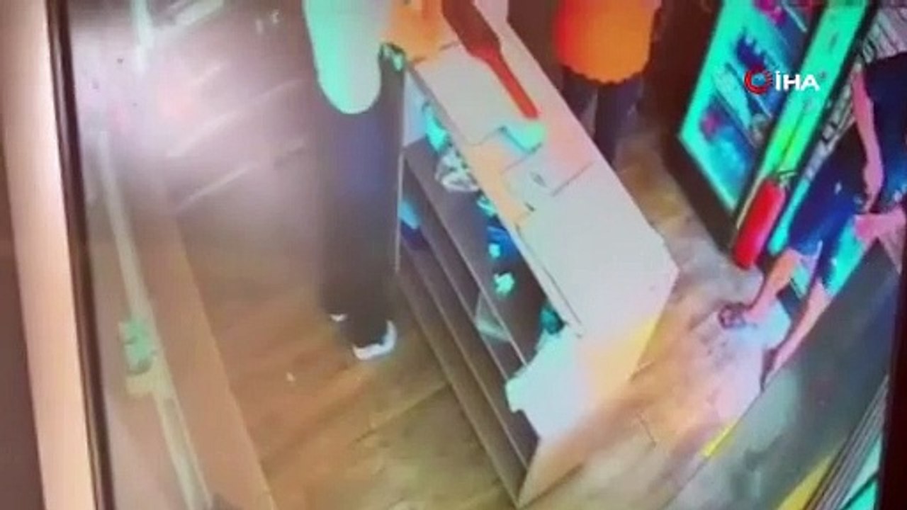 İstediği böreği alamayınca satırla saldırdı
