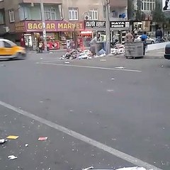 Diyarbakır'da temizlik işçileri çöpleri dağıttı