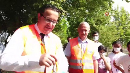 Başkan okulu boyadı, çocuklarla seksek oynadı