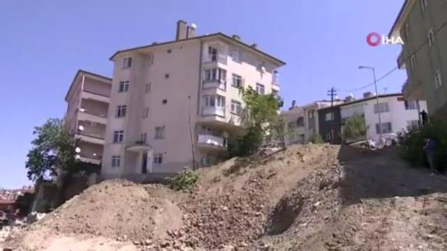 Başkent'te istinat duvarı zarar gören binada çalışmalar devam ediyor