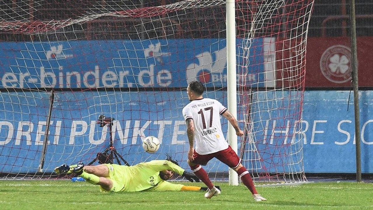 Pokalfight: Rot-Weiss Essen ringt Erzrivale RWO nieder