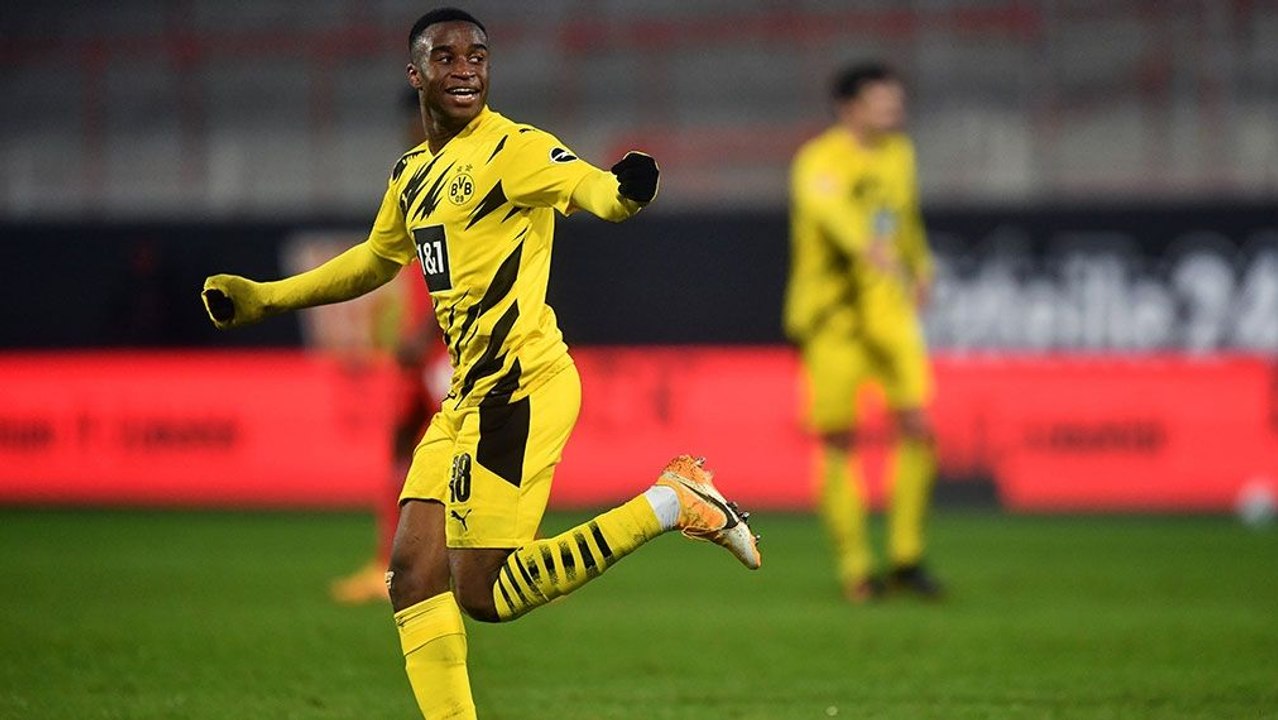 Moukoko nach Tor-Debüt zum Referee: 'Bitte geben Sie mir keinen Herzinfarkt!'