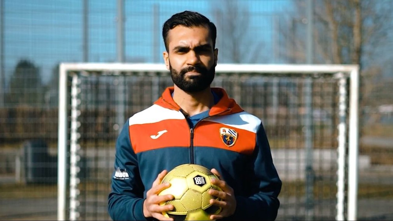 Von der Straße zum Futsal: Akash Mehta hilft Kids auf und neben dem Platz