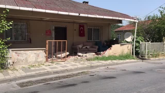 Ümraniye'de bahçe duvarına çarptıktan sonra otomobiliyle kaçan sürücü, 3 araca çarparak durabildi
