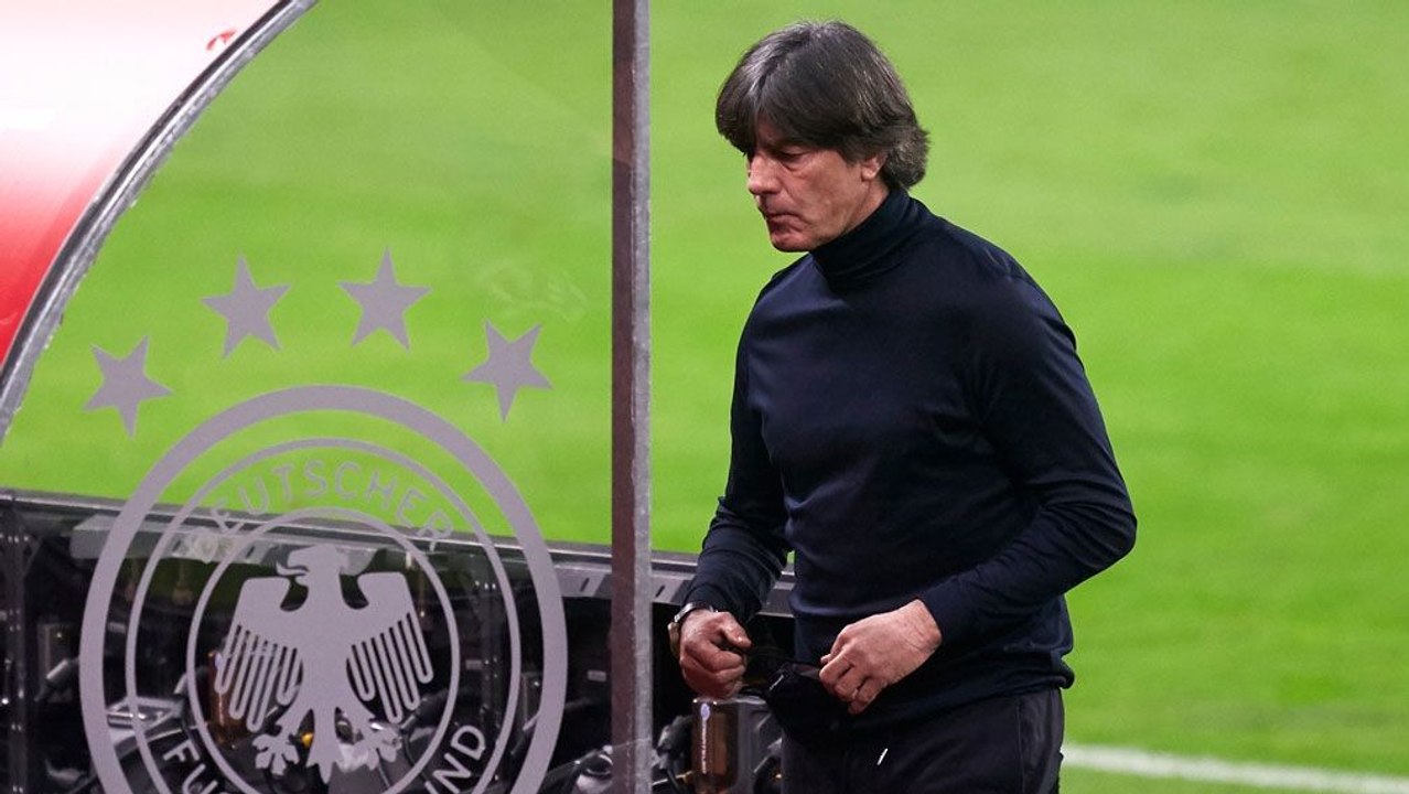 'Die Lawine rollt'  - Bundestrainer Löw nach der Demütigung unter Druck