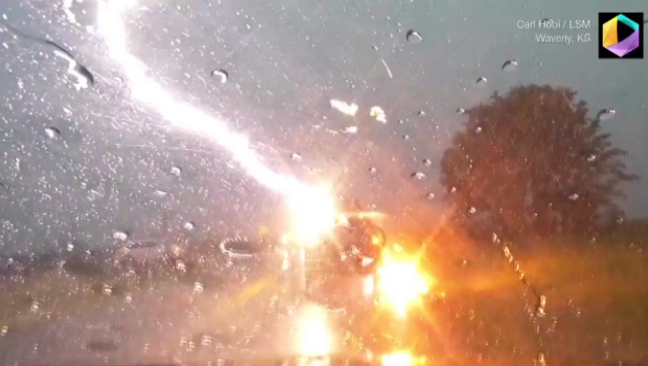 Câmera flagra momento em que carro com três crianças é atingido por raio