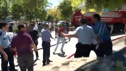 Polise önce kafa attı, ardından yumruk!