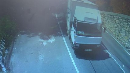 SARIYER'DE YOKUŞTAN HIZLA İNİLEN KAMYONET DEVRİLDİ