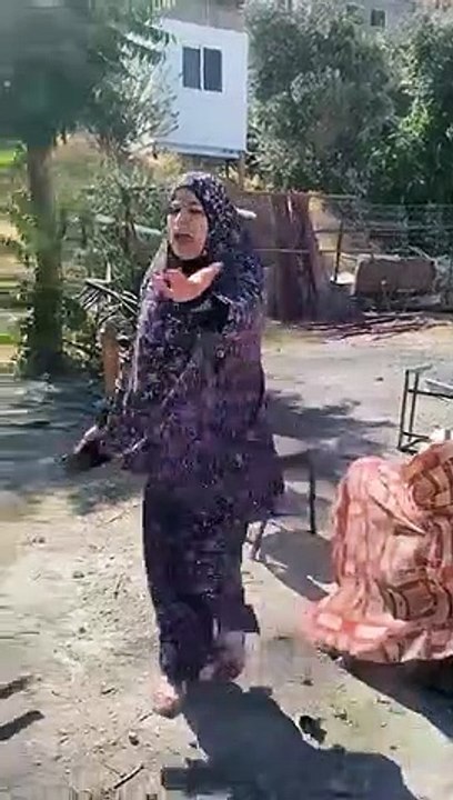 Filistinli kadın, arazisini zorla işgal etmek isteyen işgalcileri kovdu