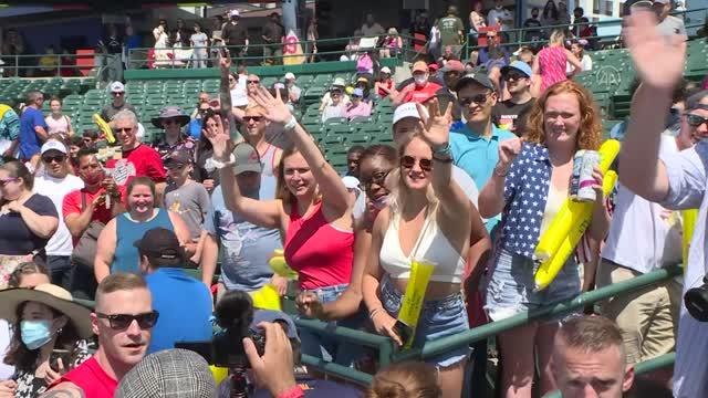 New York'ta bir kişi 10 dakikada 76 sosisli sandviç yiyerek dünya rekoru kırdı