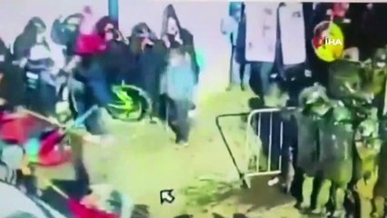 - Şili’de yeni anayasa çalışmalarının ilk oturumunda protestolar patlak verdi