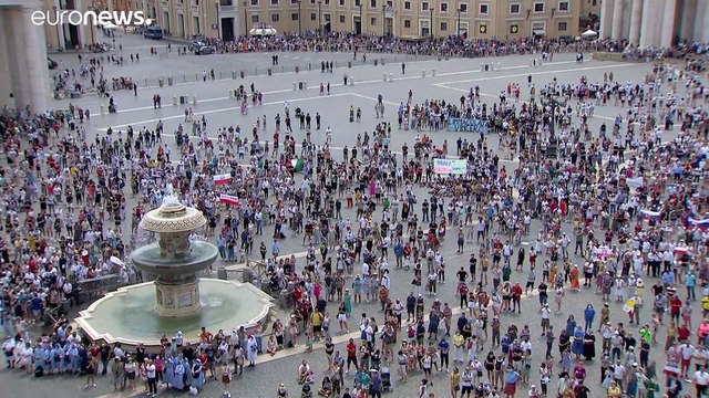 Папу римского проооперировали